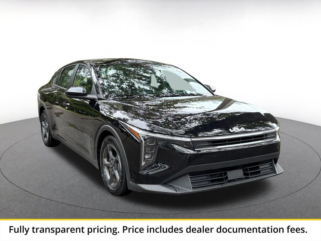 2025 Kia K4 LXS — photo 1 of 11