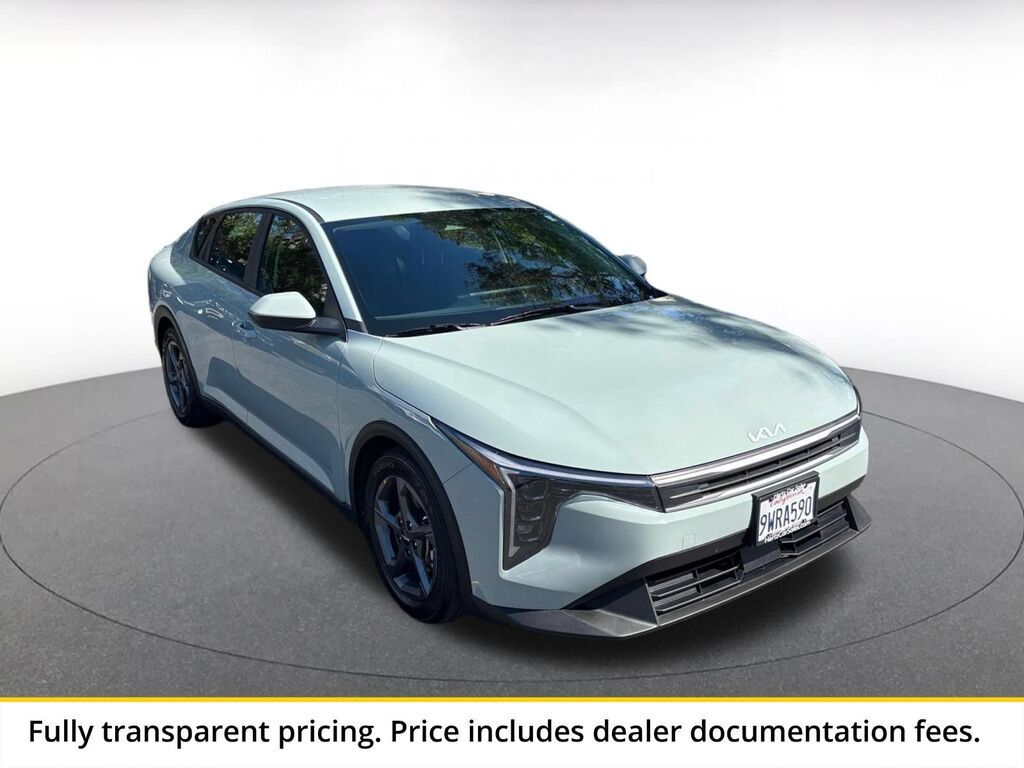 2026 Kia K4 LXS — photo 1 of 8