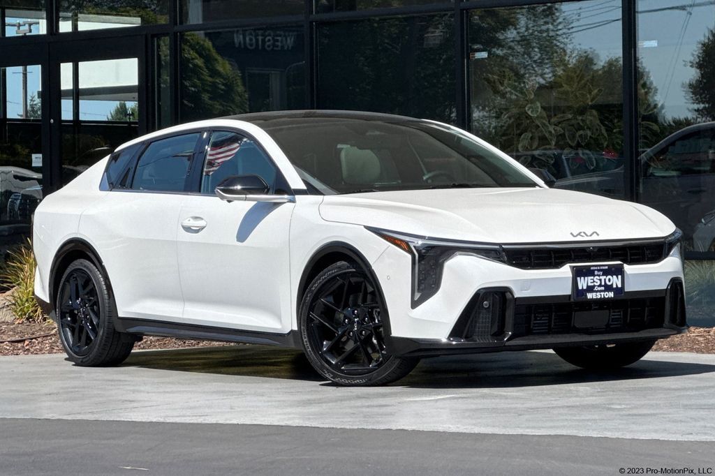 2025 Kia K4 GT-Line Turbo — photo 1 of 26