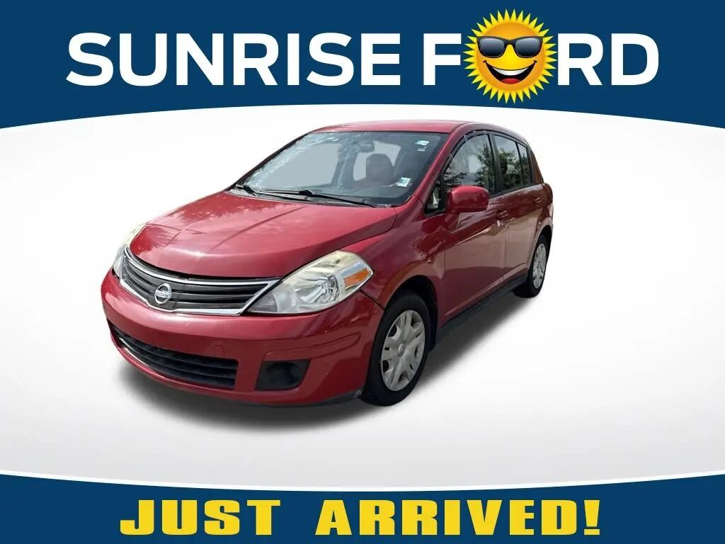 2011 Nissan Versa 1.8 S — photo 1 of 13