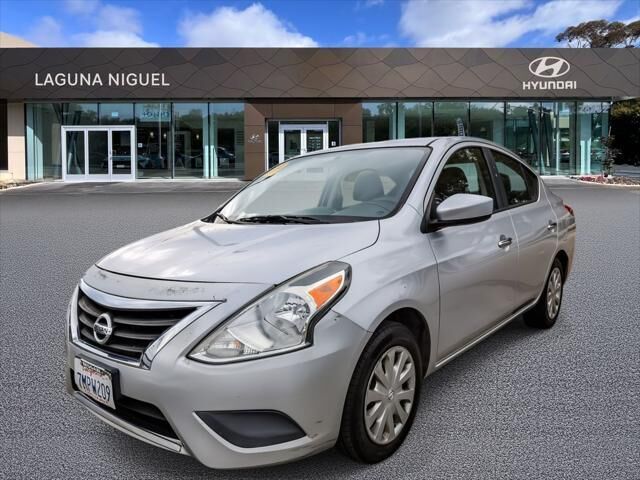 2015 Nissan Versa 1.6 SV — photo 1 of 10