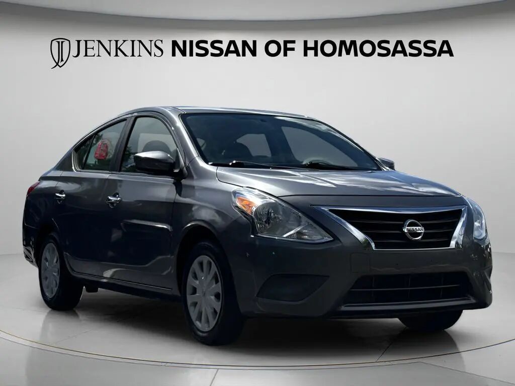 2017 Nissan Versa 1.6 SV — photo 1 of 11