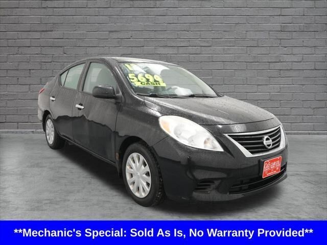 2013 Nissan Versa 1.6 SV — photo 1 of 13