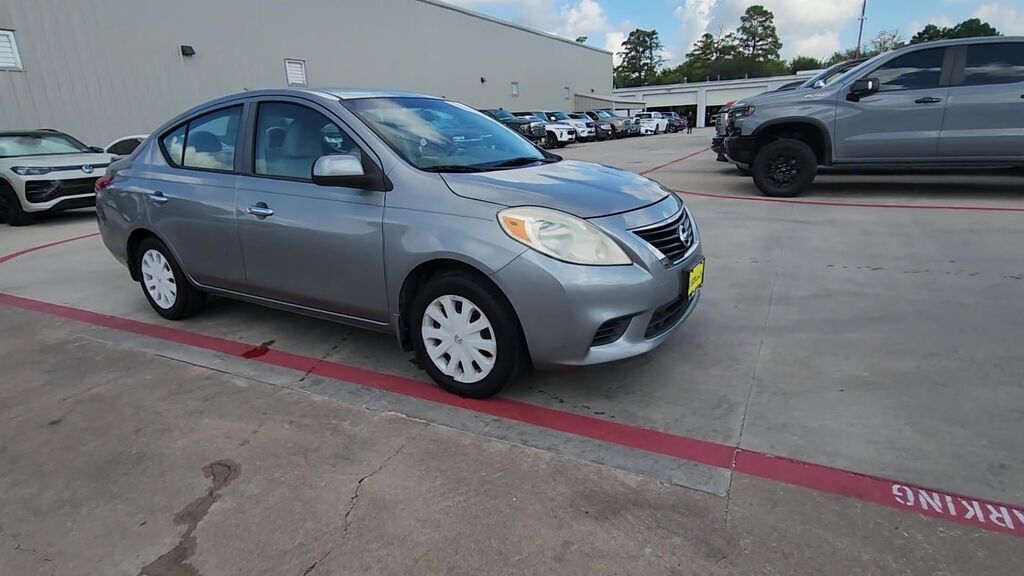 2014 Nissan Versa 1.6 SV — photo 1 of 7