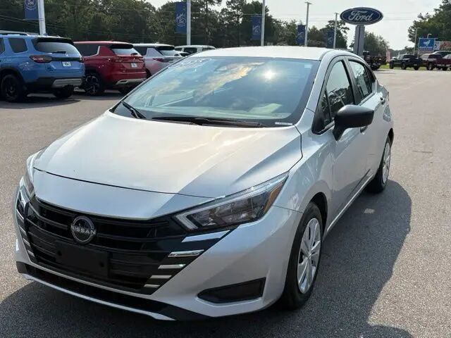 2025 Nissan Versa S — photo 1 of 13