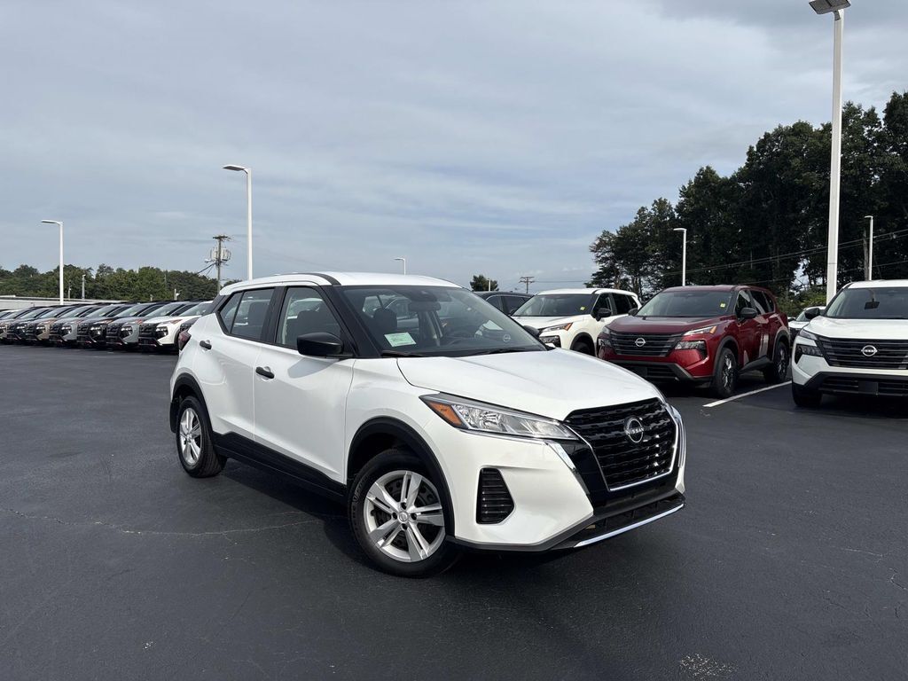 2025 Nissan Kicks Play S — photo 1 of 13