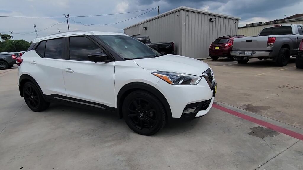 2020 Nissan Kicks SR — photo 1 of 7