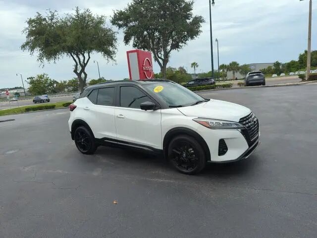 2023 Nissan Kicks SR — photo 1 of 10