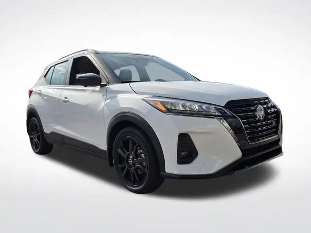2023 Nissan Kicks SR — photo 1 of 12
