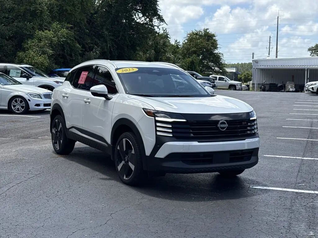 2025 Nissan Kicks SR — photo 1 of 10