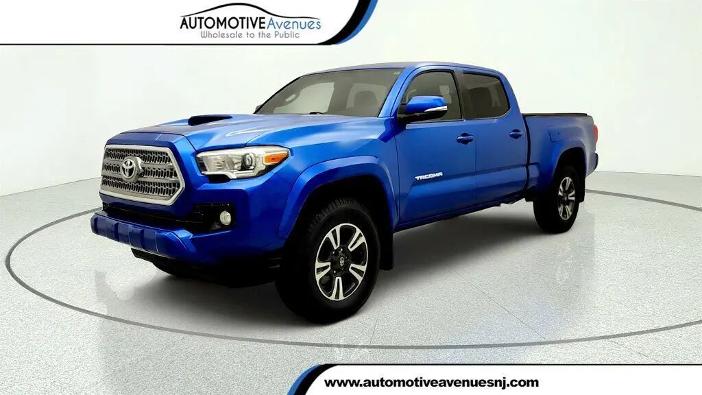 2017 Toyota Tacoma SR5 V6 — photo 1 of 13