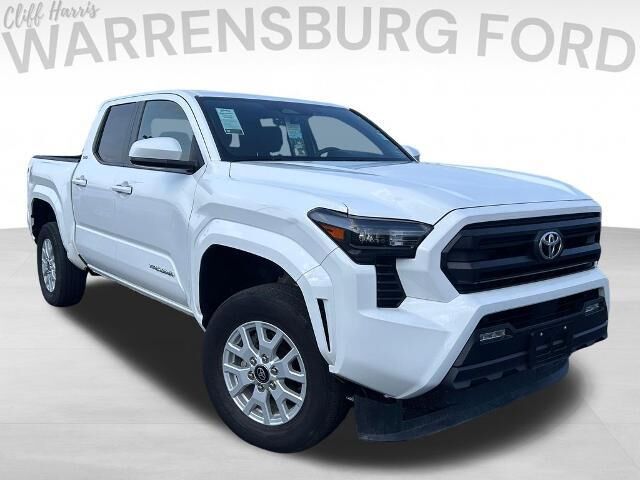 2025 Toyota Tacoma SR5 — photo 1 of 12