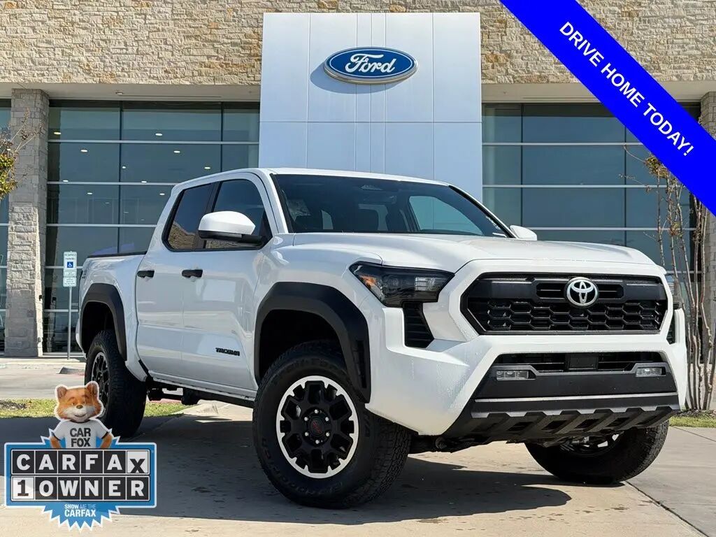 2025 Toyota Tacoma SR5 — photo 1 of 13