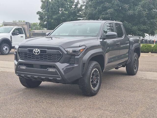 2025 Toyota Tacoma SR5 — photo 1 of 13