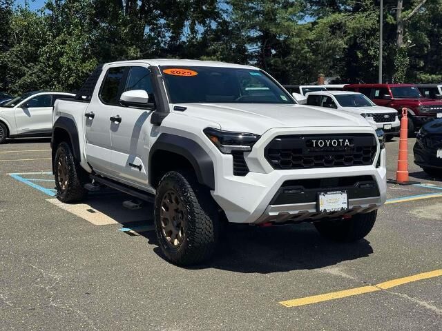2025 Toyota Tacoma TRD Sport HV