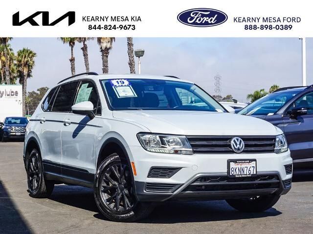 2019 Volkswagen Tiguan SE 4Motion — photo 1 of 12