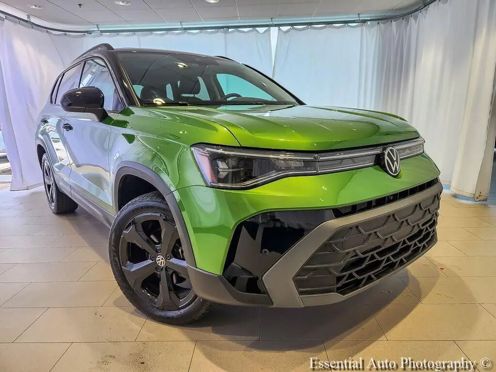 2025 Volkswagen Taos SE Black 4Motion — photo 1 of 8