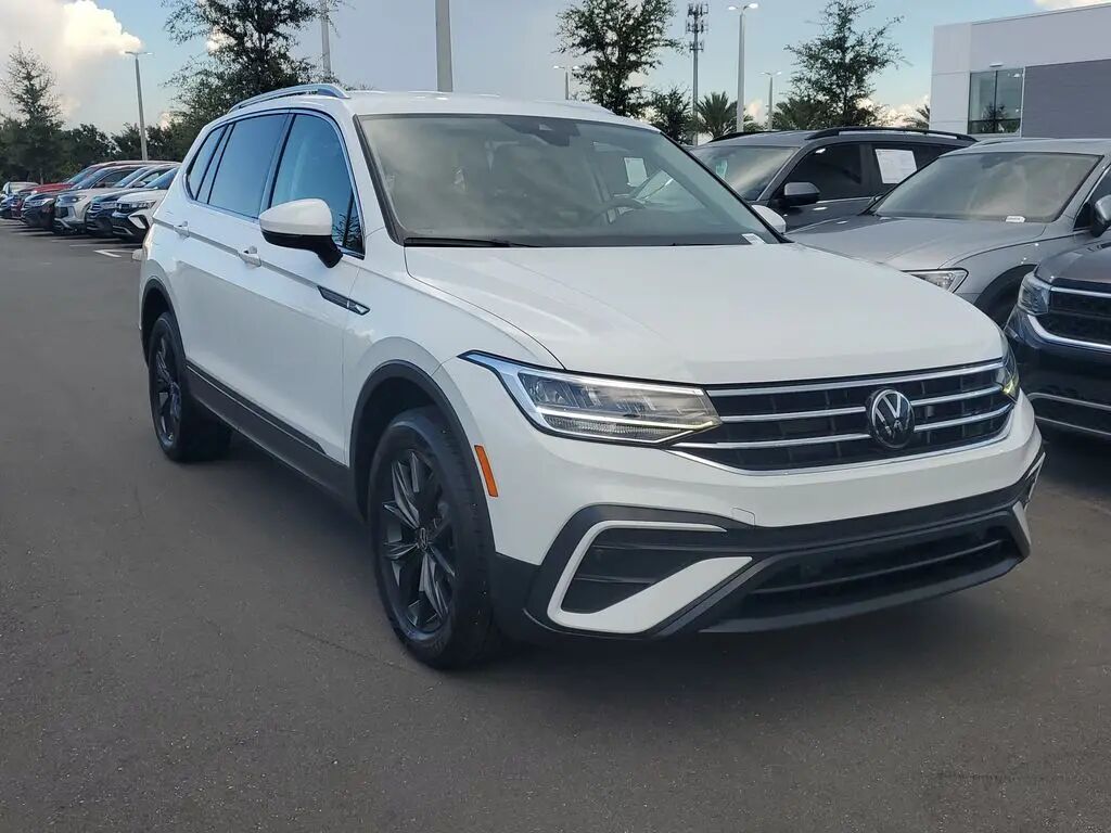 2024 Volkswagen Tiguan SE — photo 1 of 13