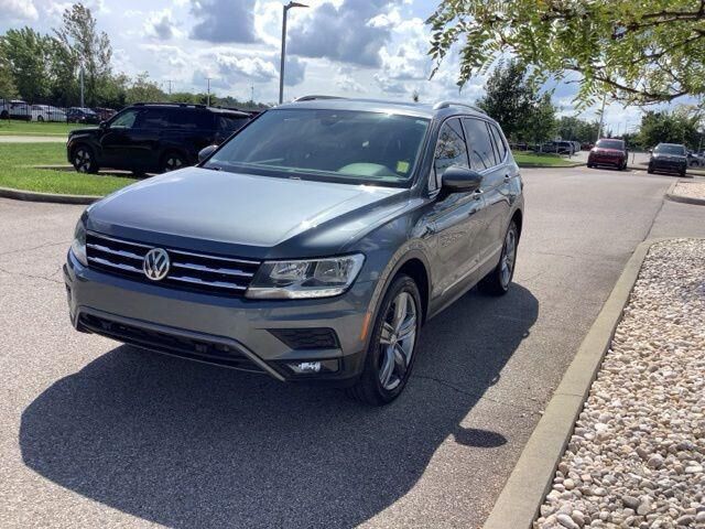 2020 Volkswagen Tiguan SE — photo 1 of 13