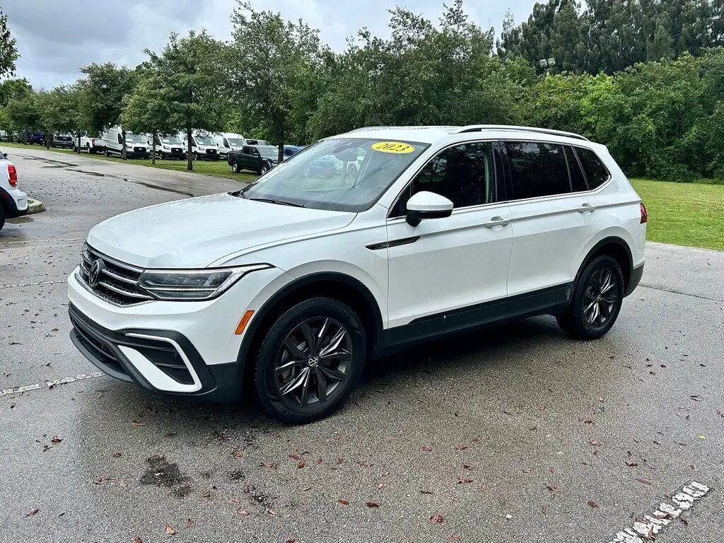 2023 Volkswagen Tiguan SE — photo 1 of 13