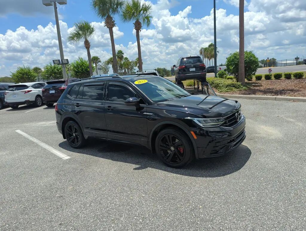 2023 Volkswagen Tiguan SE R-Line Black 4Motion — photo 1 of 10