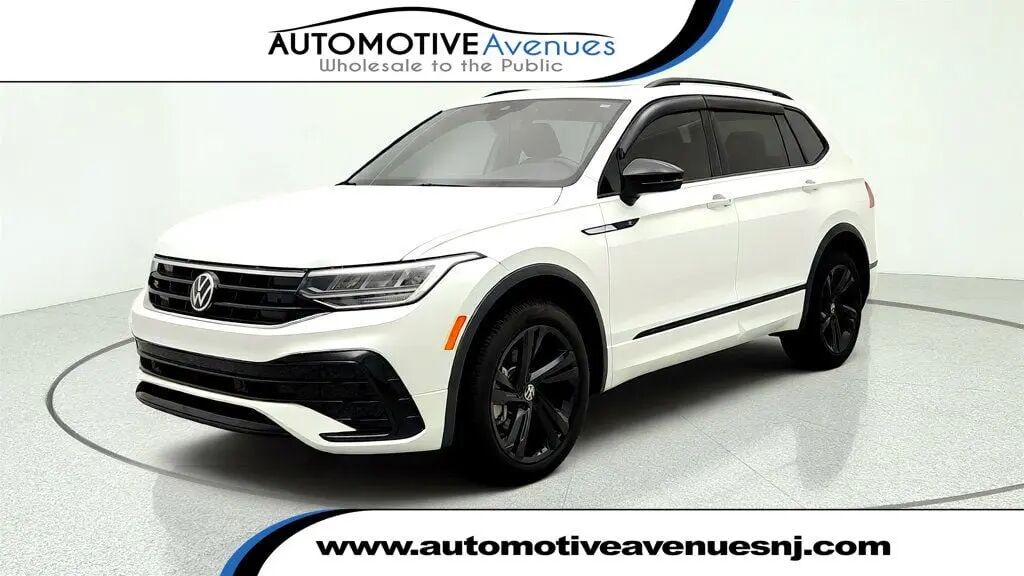 2024 Volkswagen Tiguan SE R-Line Black 4Motion — photo 1 of 13