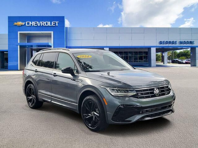 2024 Volkswagen Tiguan SE R-Line Black 4Motion — photo 1 of 13