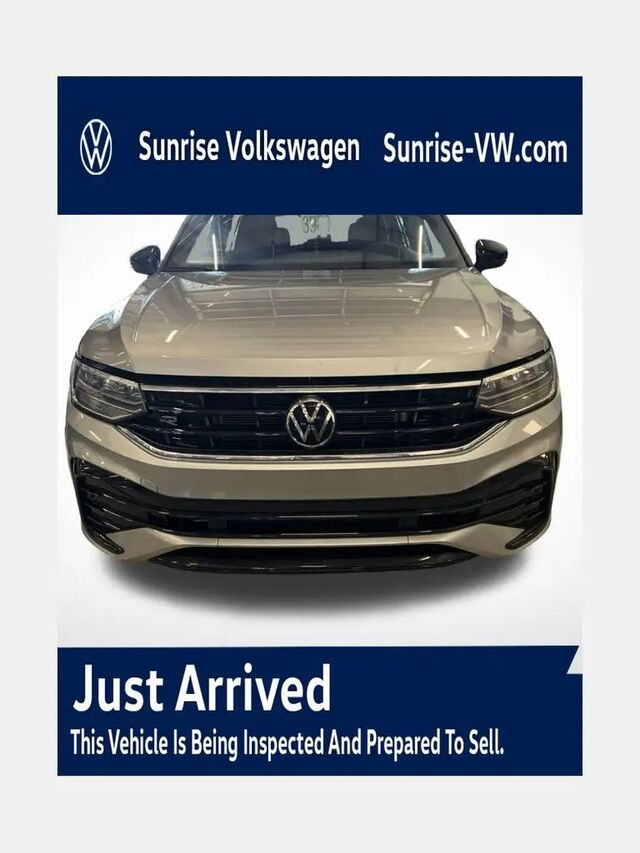2023 Volkswagen Tiguan SE R-Line Black — photo 1 of 3
