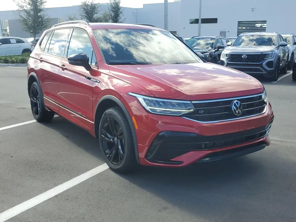 2024 Volkswagen Tiguan SE R-Line Black — photo 1 of 13