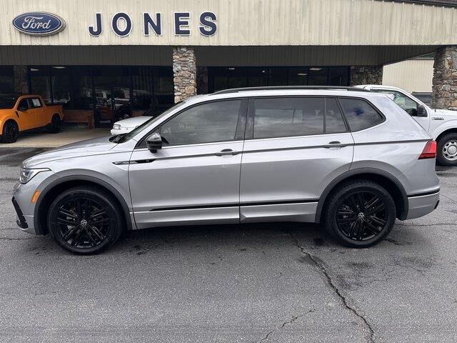 2022 Volkswagen Tiguan SE R-Line Black