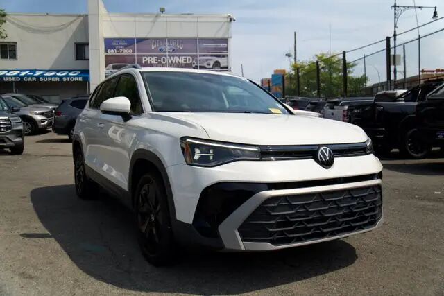2025 Volkswagen Taos SE — photo 1 of 13