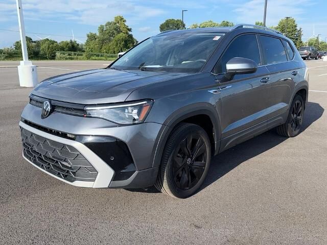 2025 Volkswagen Taos SE — photo 1 of 13