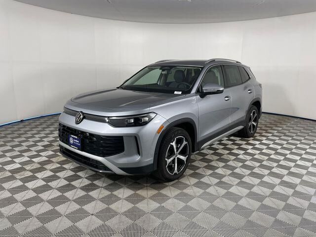 2025 Volkswagen Tiguan SE — photo 1 of 13