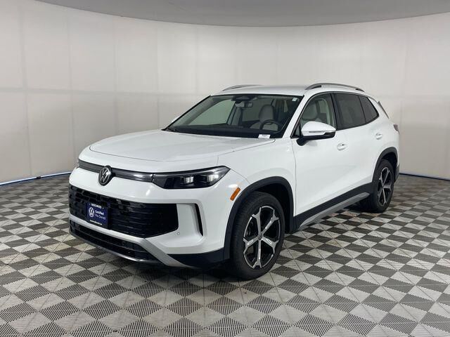 2025 Volkswagen Tiguan SE — photo 1 of 13