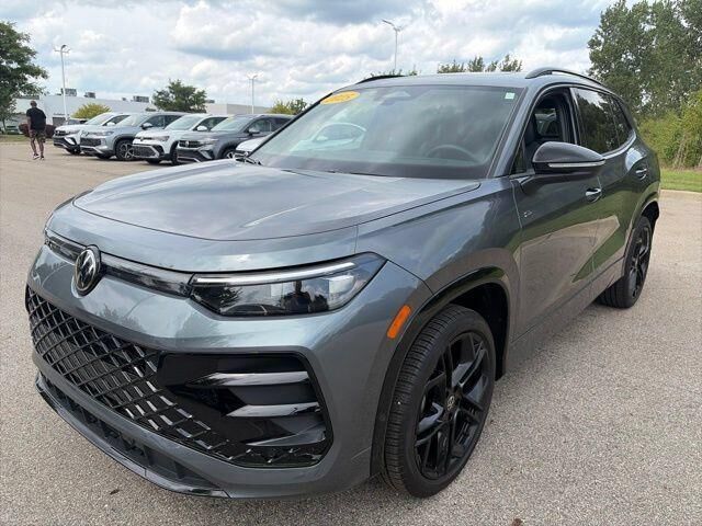 2025 Volkswagen Tiguan SE R-Line Black 4Motion — photo 1 of 13