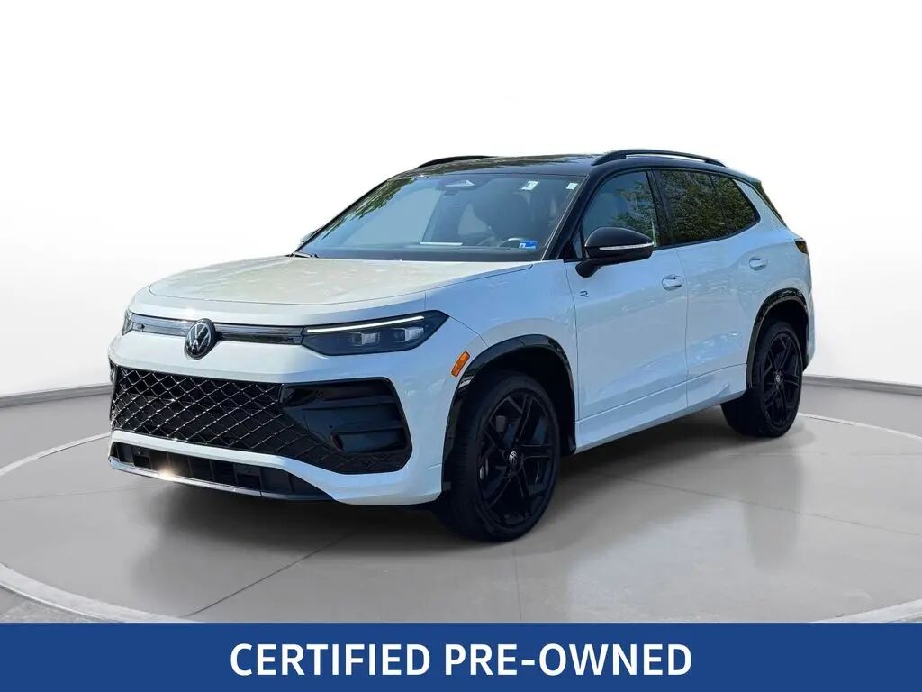 2025 Volkswagen Tiguan SE R-Line Black 4Motion — photo 1 of 13