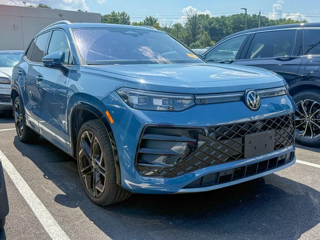 2025 Volkswagen Tiguan SEL R-Line 4Motion — photo 1 of 11