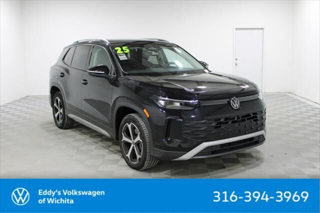 2025 Volkswagen Tiguan SE 4Motion — photo 1 of 13