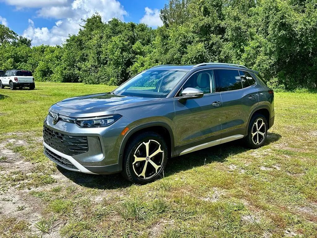 2025 Volkswagen Tiguan SE 4Motion — photo 1 of 13