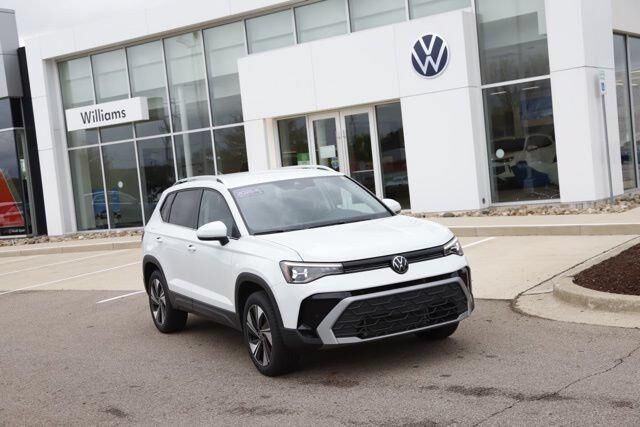2025 Volkswagen Taos SE 4Motion — photo 1 of 13