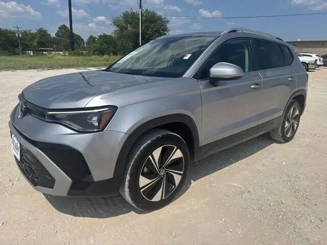 2025 Volkswagen Taos SE 4Motion — photo 1 of 13