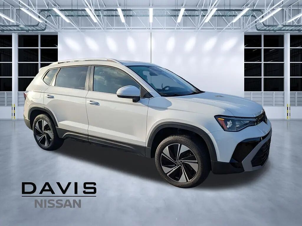 2025 Volkswagen Taos SE 4Motion — photo 1 of 26