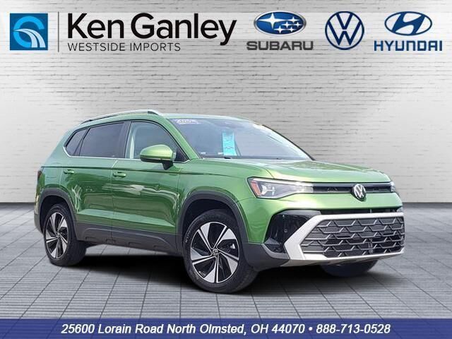 2025 Volkswagen Taos SE 4Motion — photo 1 of 13