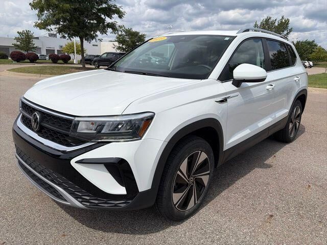 2023 Volkswagen Taos SE 4Motion — photo 1 of 13