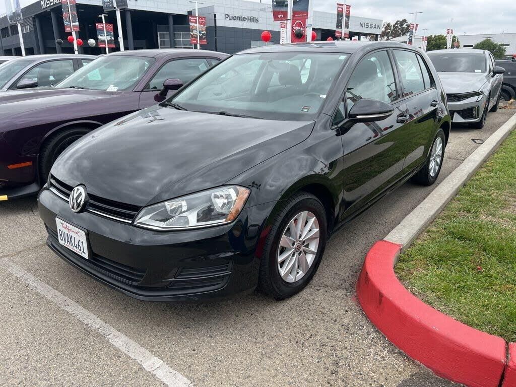 2017 Volkswagen Golf TSI S — photo 1 of 1