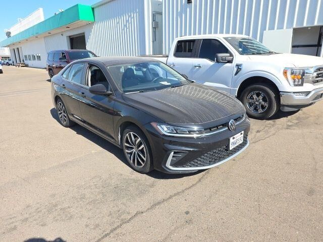 2025 Volkswagen Jetta SE — photo 1 of 13