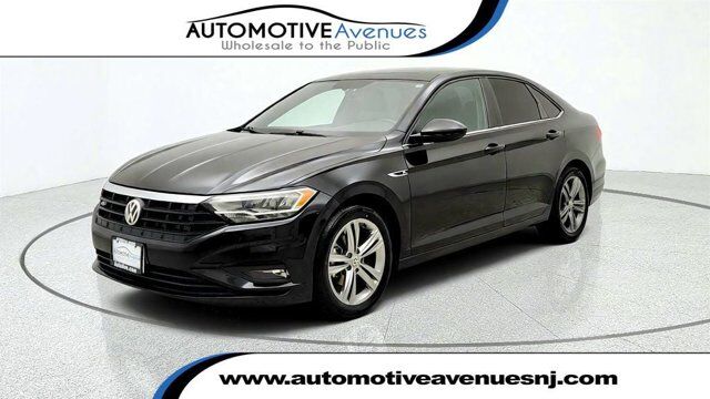 2021 Volkswagen Jetta R-Line — photo 1 of 13