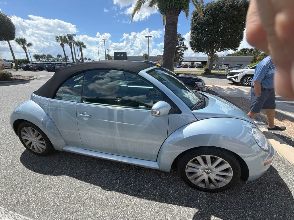 2010 Volkswagen New Beetle Convertible 2.5L — photo 1 of 7