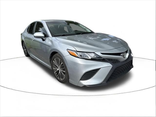 2019 Toyota Camry SE — photo 1 of 4