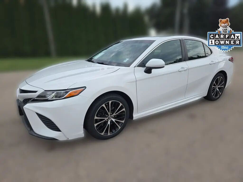 2018 Toyota Camry SE — photo 1 of 13